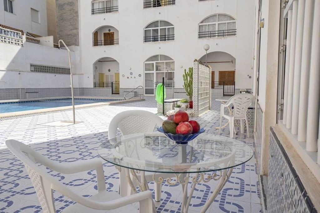 La Casa De Veronica - Serene Apartment With Shared Pool, Steps From The Beach Torrevieja Esterno foto