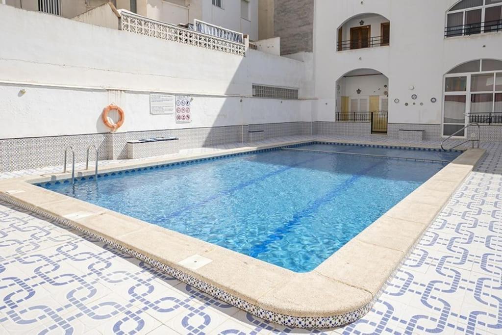 La Casa De Veronica - Serene Apartment With Shared Pool, Steps From The Beach Torrevieja Esterno foto