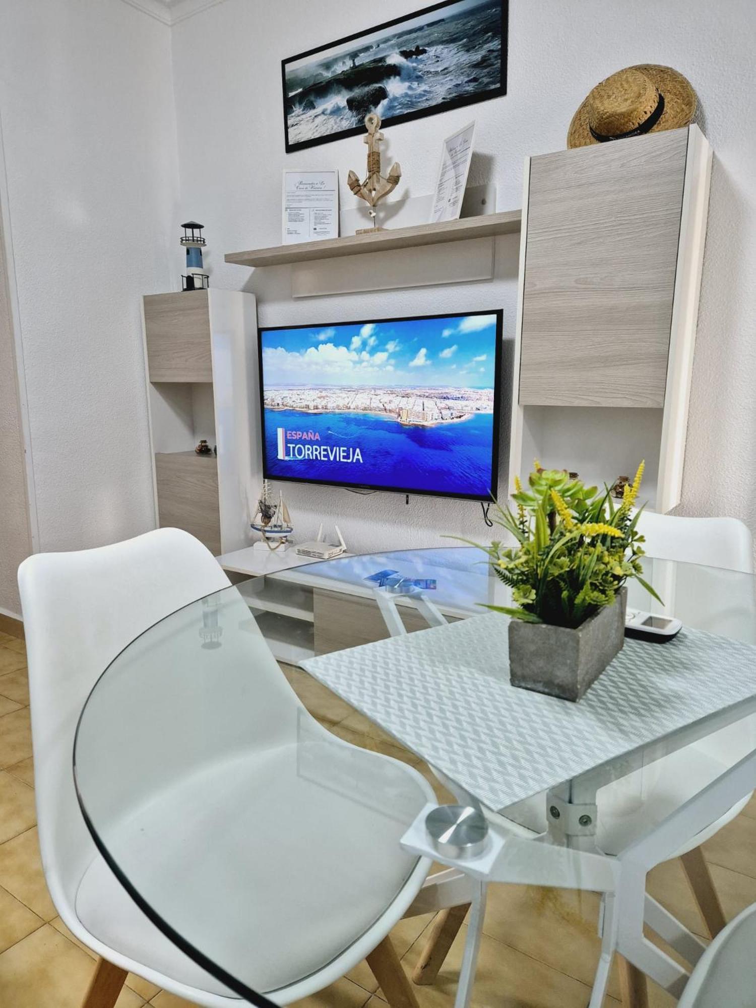 La Casa De Veronica - Serene Apartment With Shared Pool, Steps From The Beach Torrevieja Esterno foto