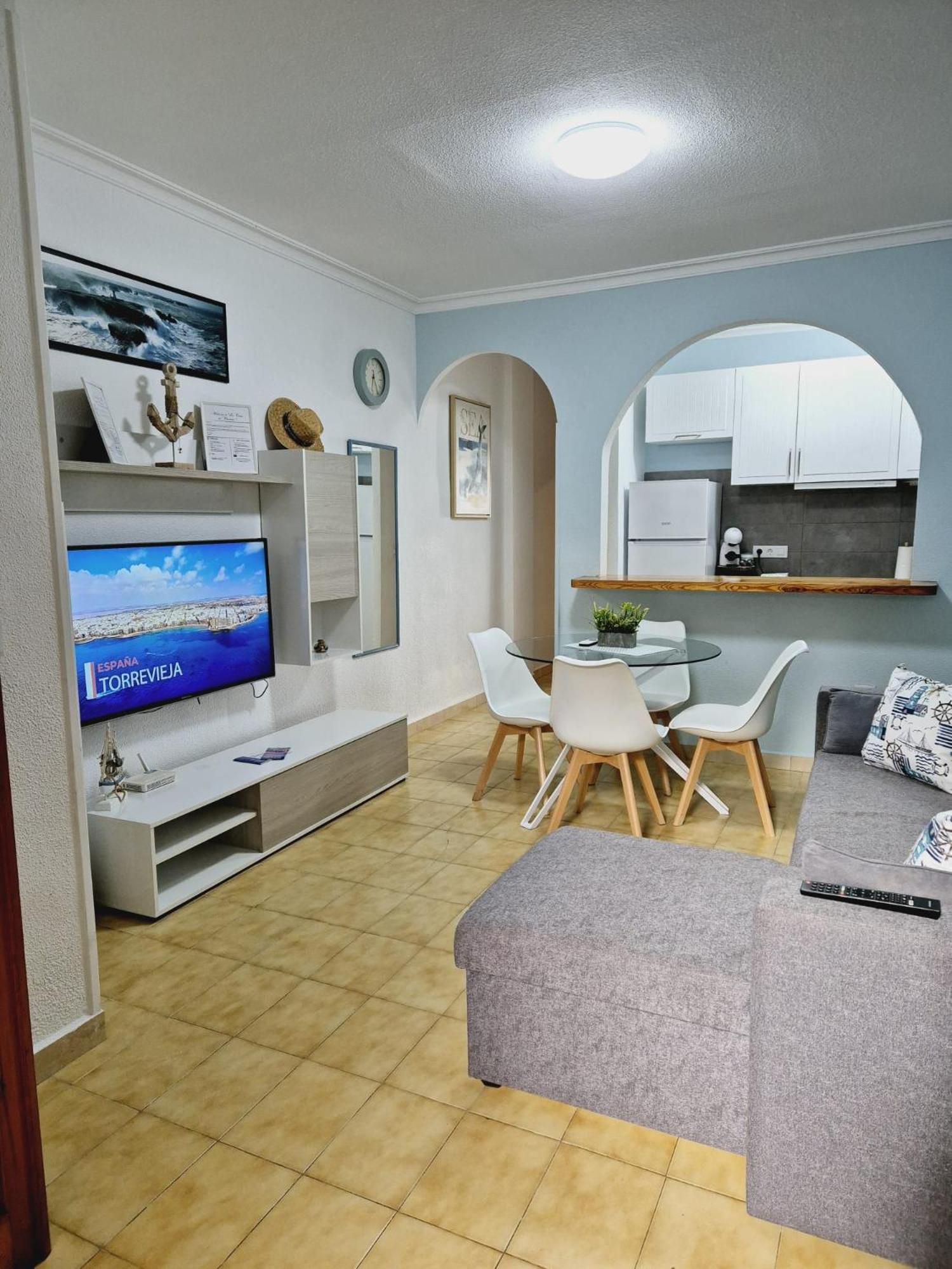 La Casa De Veronica - Serene Apartment With Shared Pool, Steps From The Beach Torrevieja Esterno foto