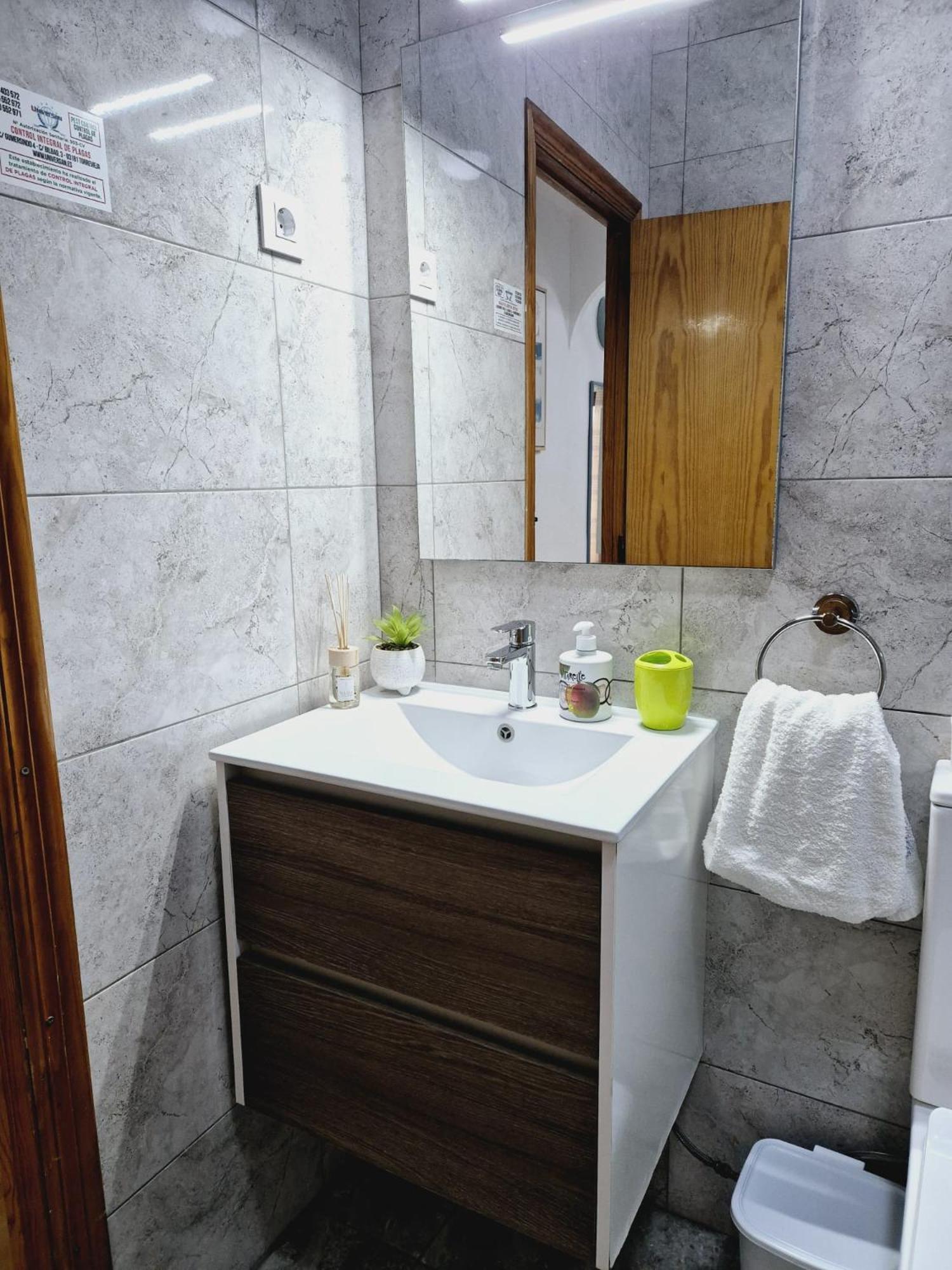 La Casa De Veronica - Serene Apartment With Shared Pool, Steps From The Beach Torrevieja Esterno foto