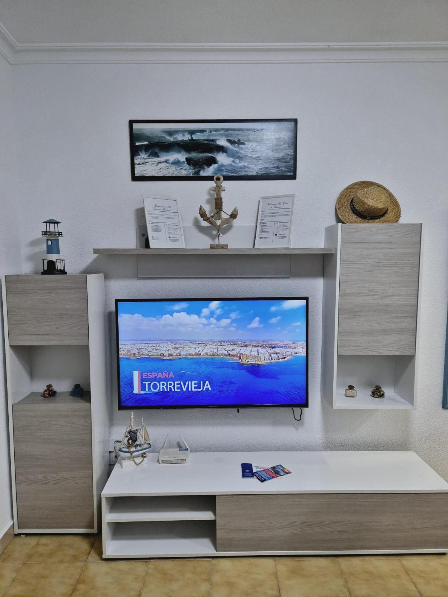 La Casa De Veronica - Serene Apartment With Shared Pool, Steps From The Beach Torrevieja Esterno foto