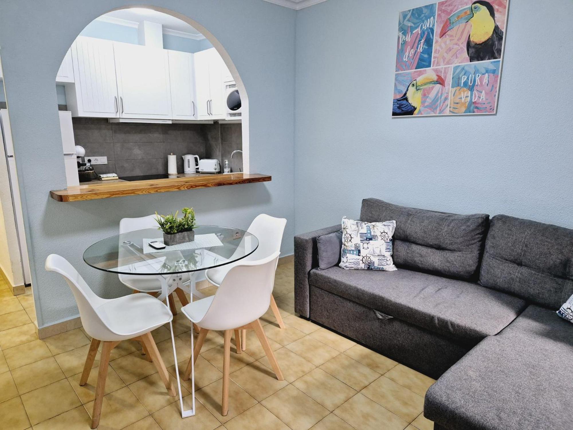 La Casa De Veronica - Serene Apartment With Shared Pool, Steps From The Beach Torrevieja Esterno foto