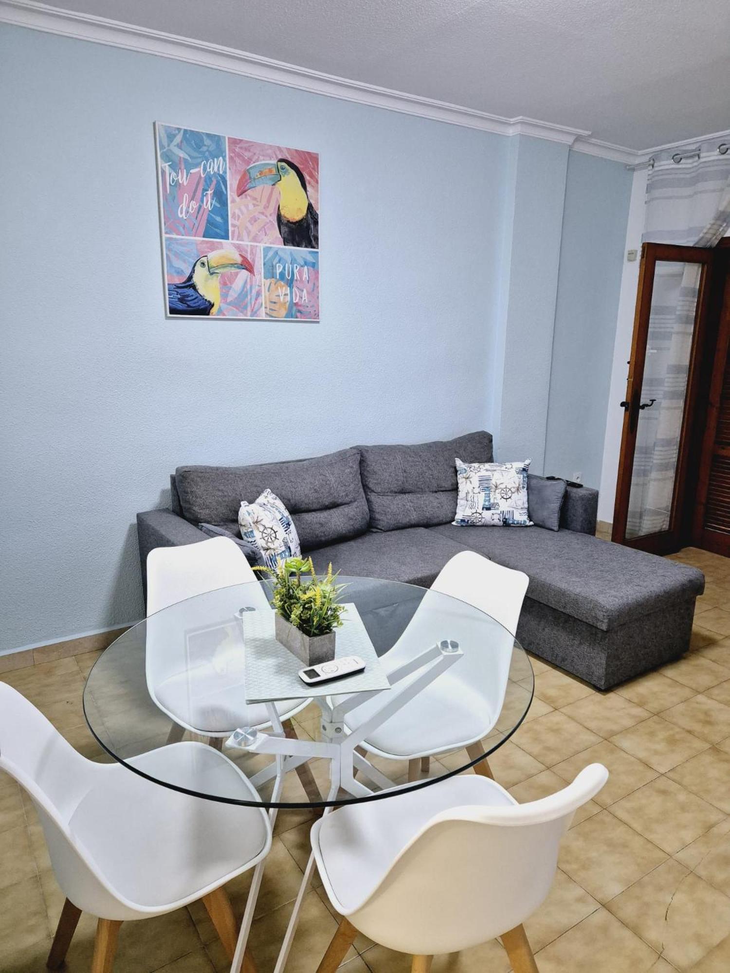 La Casa De Veronica - Serene Apartment With Shared Pool, Steps From The Beach Torrevieja Esterno foto